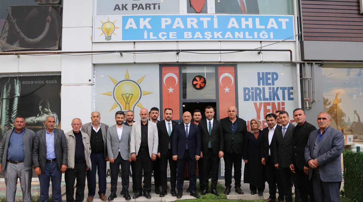 RamazannArkan's tweet photo. 📍 AK Parti Ahlat İlçe Başkanlığı

İl Başkanımız Sayın Engin Günceoğlu ile birlikte Ahlat Mahalle Başkanlarımızla bir araya geldik.

Cumhurbaşkanımız Sayın Recep Tayyip Erdoğan’ın liderliğinde, Mahalle Başkanlarımızın gayretiyle durmadan çalışıyoruz. https://t.co/6FfTU7wkXu