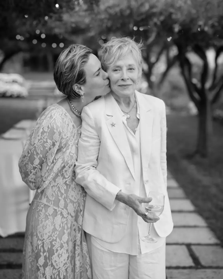 6B_4T_GSL's tweet photo. Sarah Paulson (u should know who tf she is!) and Holland Taylor (actress).
Together for 11 years https://t.co/mnYywPlCFu