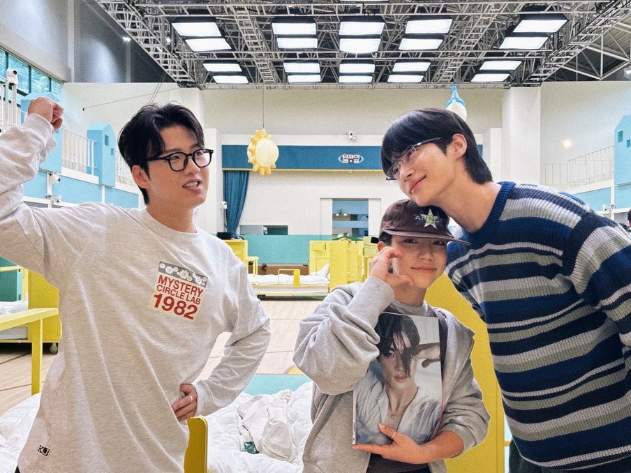 wooseosweet's tweet photo. this is like that viral photoism but make it real cos wooseok is really there 🤣🤣😭 https://t.co/HivveAWMFx
