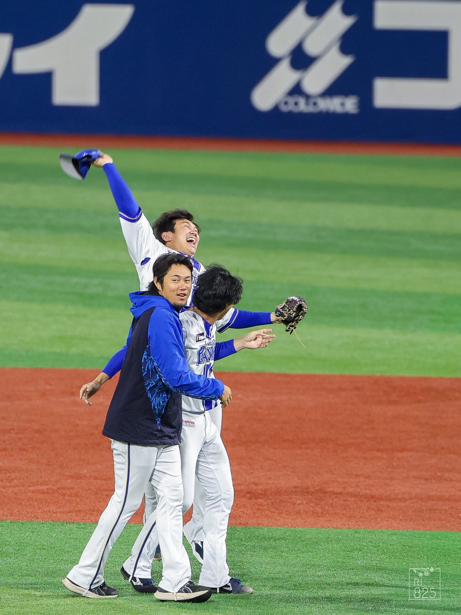 ri______825's tweet photo. 20260604

めちゃ楽しそう🤣

@19Yasuaki 
#山﨑康晃　
#baystars 
#帽子剥ぎ取りお兄さん https://t.co/7YY5V513TS