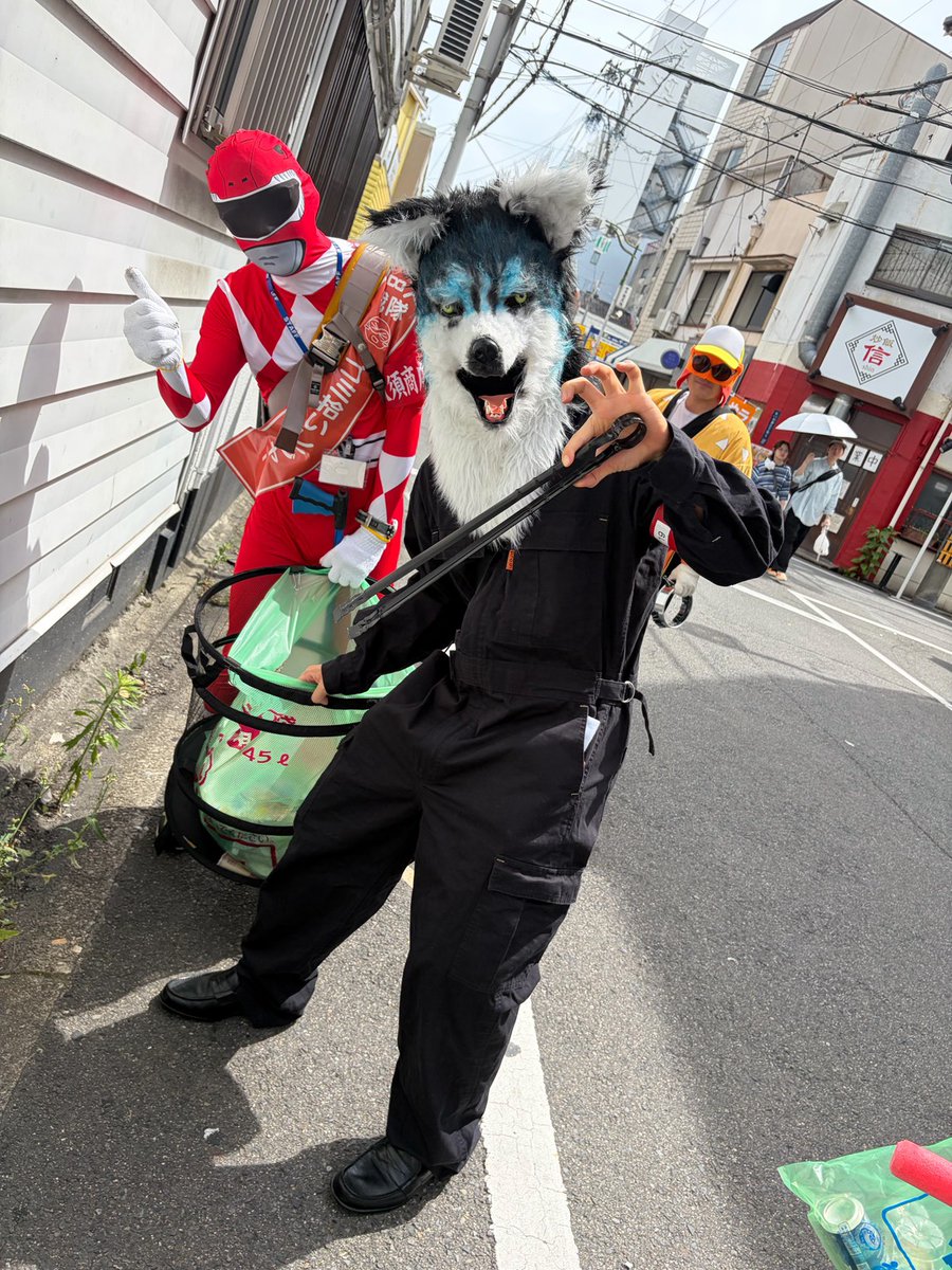 25thGet's tweet photo. 🦸‍♂️🌏 ゴミ拾いヒーロー出勤 🌏🦸‍♂️

今回も #大須 で #スパイダーマン たちと一緒に #ゴミ拾い ✨

今回から#パワーレンジャー になりました✌

街を歩きながらゴミを拾っていると、 「写真撮ってください📸」と声をかけてもらうことも😊

仮装仲間が集まると目立つし楽しい🤣

#コスプレ #仮装好き https://t.co/e1aTjn4A8d