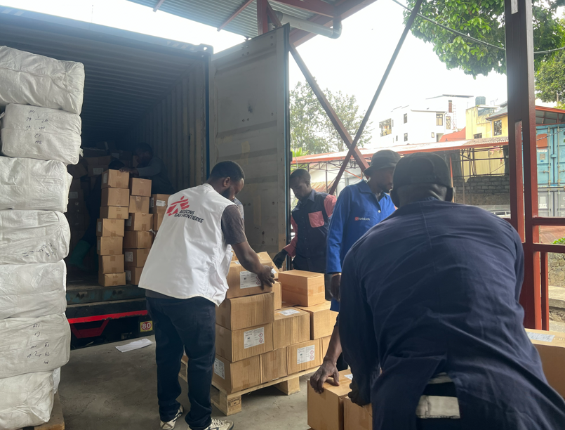 MSFcongo's tweet photo. 🔴MSF est mobilisée en urgence depuis 2 semaines pour une réponse rapide &amp; adaptée face à la propagation de l’épidémie d’#Ebola dans l’Est de la RDC. Plusieurs tonnes de matériel médical &amp; logistique sont acheminées dans les zones touchées afin de limiter la propagation du virus. https://t.co/AVaPi8F1im