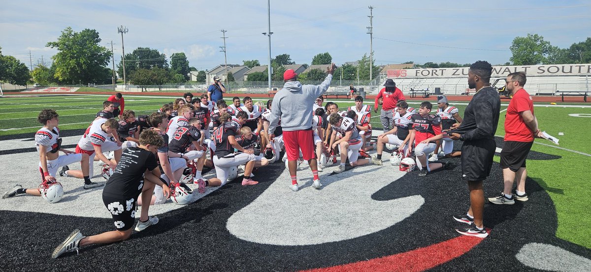 FZSDawgs_Recrt's tweet photo. Great 1st week of camp @FZS_Football #DawgsEnergy 
#ClimbTheMoutain https://t.co/UfshGoMHtM