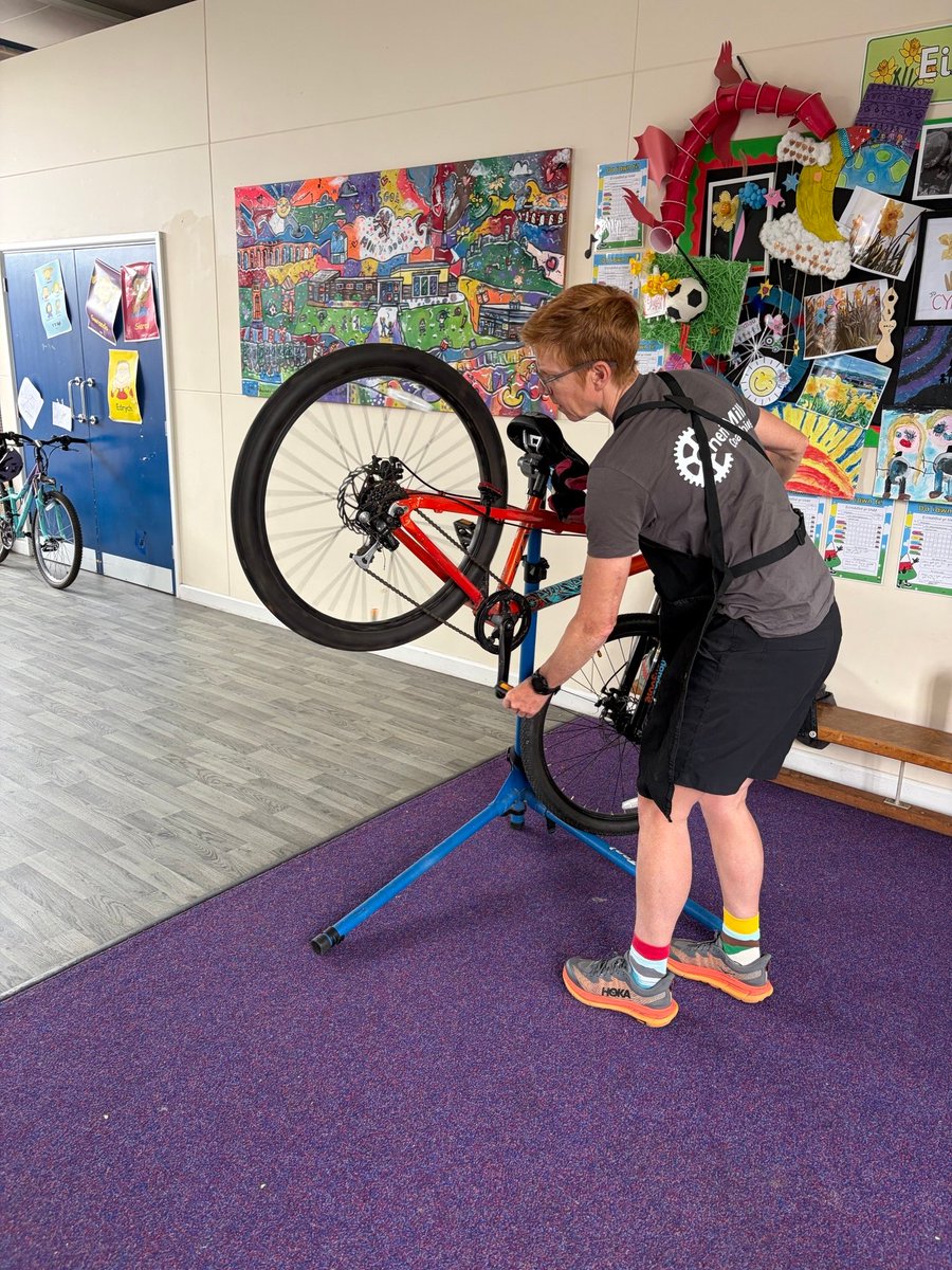 ActiveWrexham's tweet photo. Sesiynau Cynnal a Chadw Beiciau heddiw yn Ysgol Min Y Ddol yn cael eu cynnal gan Dîm Wrecsam Egnïol.

Paratoi'r holl feiciau ar gyfer bws beiciau'r dyfodol a fydd yn dechrau yn yr ysgol yn fuan. https://t.co/JT00tJhrqL