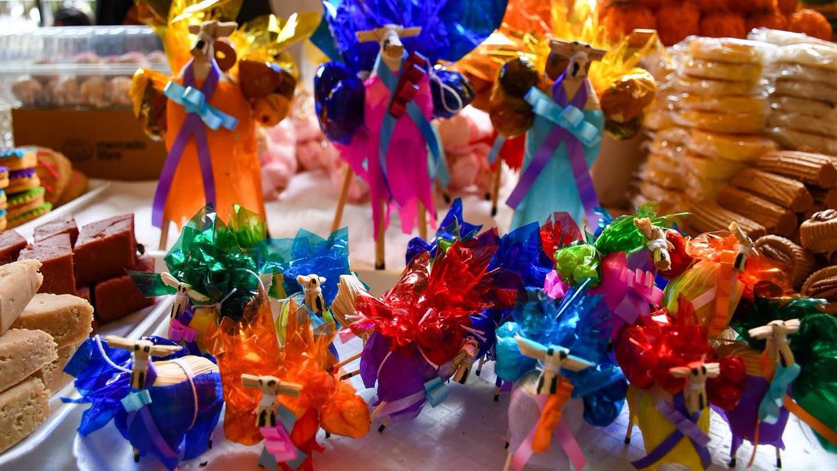 Sectur_Chiapas's tweet photo. Jueves de Corpus Christi en San Cristóbal de Las Casas

Las calles se llenan de color, tradición y dulzura con una de las costumbres más queridas de esta festividad: las emblemáticas mulitas cargadas de dulces tradicionales, símbolo de generosidad, fe y convivencia familiar. https://t.co/WiQmefCdun