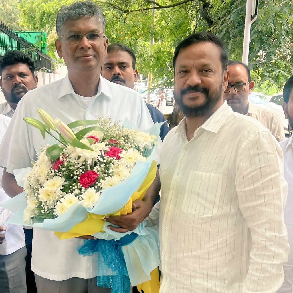MLCvijaysingh's tweet photo. ರಾಜ್ಯ ಸರ್ಕಾರದ ನೂತನ ಸಚಿವ ಸಂಪುಟದಲ್ಲಿ ಸಚಿವರಾಗಿ ಪ್ರಮಾಣ ವಚನ ಸ್ವೀಕರಿಸಿದ ಹಿರಿಯರು ಸನ್ಮಾನ್ಯ ಶ್ರೀ ಕೆ.ಹೆಚ್ ಮುನಿಯಪ್ಪ  ರವರಿಗೆ ಹಾಗೂ ಸನ್ಮಾನ್ಯ ಶ್ರೀ ಸತೀಶ್ ಜಾರಕಿಹೊಳಿ ರವರಿಗೆ ಹೂ ಗುಚ್ಛ ನೀಡಿ ಶುಭ ಕೋರಿದೆ.

@KHMuniyappaklr @JarkiholiSatish 
@DKShivakumar https://t.co/bzTdVCQCAO