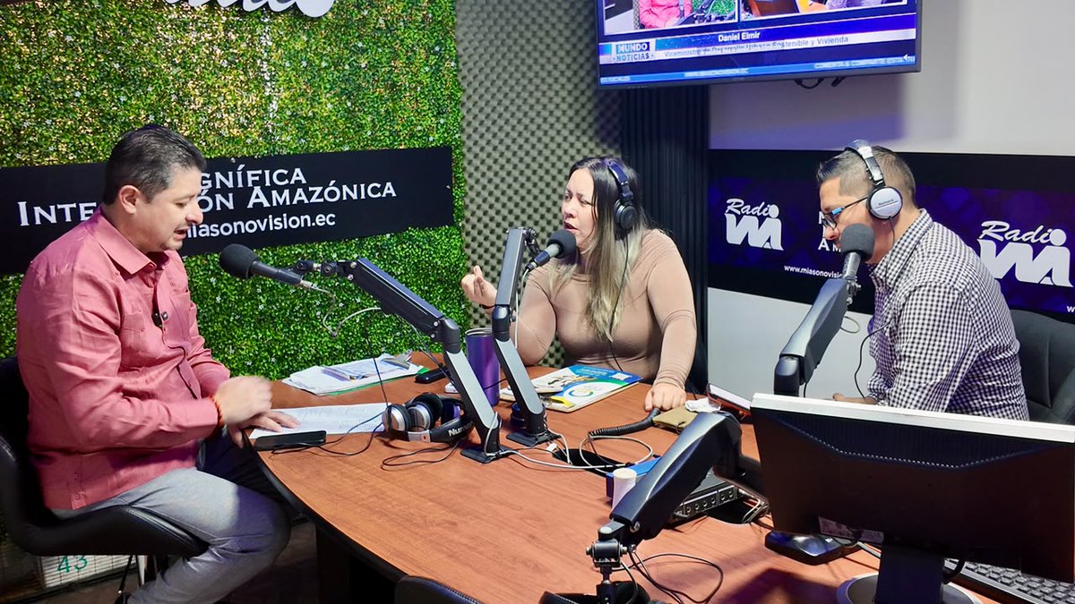 MIT_Ecuador's tweet photo. #Pastaza | El viceministro de Vivienda, @WDELMIR, en entrevista con Radio Mía 99.9 FM, destacó los principales programas que impulsa el Gobierno Nacional para reducir el déficit habitacional y mejorar la calidad de vida de las familias ecuatorianas.

🏡 #Casa100: viviendas gratuitas dirigidas a personas en situación de vulnerabilidad.

📄 #CreamosPatrimonio: programa enfocado en la regularización de predios en zonas rurales, brindando seguridad jurídica a las familias.

✅ Reafirmó el compromiso del Gobierno del presidente @DanielNoboaAzin de llegar a las 24 provincias del país y avanzar hacia la meta de 200 mil soluciones habitacionales para los ecuatorianos. 🇪🇨🏠