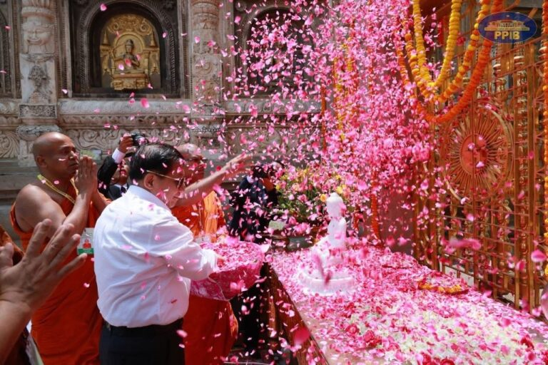 bsubram's tweet photo. Myanmar's President showers rose petals at the Mahabodhi Pagoda, Bodh Gaya https://t.co/Rx25mxDkCt