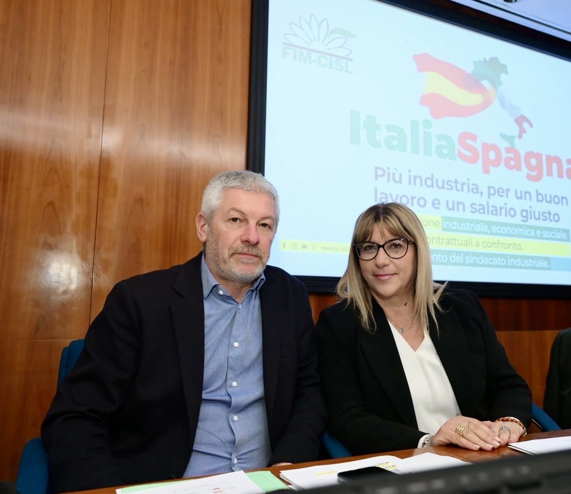 CislNazionale's tweet photo. #DanielaFumarola :  «Il rinnovo del contratto nazionale Unionmeccanica - Confapi rappresenta un risultato importante che conferma il valore della contrattazione e della responsabilità delle Parti Sociali nel dare risposte concrete alle lavoratrici e ai lavoratori delle piccole e medie imprese metalmeccaniche.
L’accordo sottoscritto oggi dalla #Fim Cisl insieme agli altri sindacati  garantisce incrementi salariali significativi, tutela il potere d’acquisto attraverso la clausola di salvaguardia e rafforza diritti fondamentali in materia di sicurezza, formazione, inclusione e conciliazione tra vita e lavoro.
E’ un rinnovo che guarda al futuro, accompagnando le trasformazioni tecnologiche e organizzative del settore con maggiori investimenti sulle competenze e sulla partecipazione dei lavoratori. 
Un’intesa equilibrata e innovativa che offre stabilità a circa 450 mila addetti e rafforza il ruolo della contrattazione come strumento essenziale per migliorare salari, qualità del lavoro e competitività delle imprese». @FIMCislStampa #lavoro #contratti