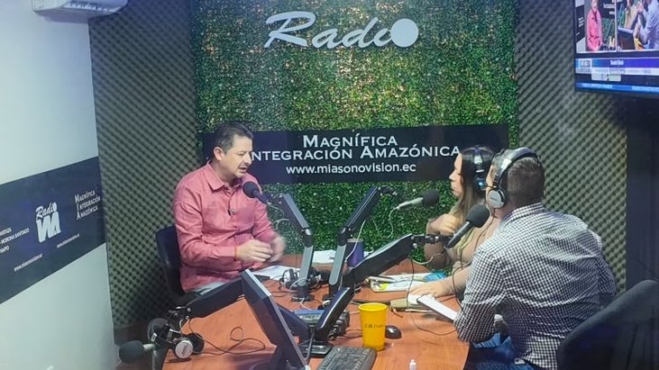 MIT_Ecuador's tweet photo. #Pastaza | El viceministro de Vivienda, @WDELMIR, en entrevista con Radio Mía 99.9 FM, destacó los principales programas que impulsa el Gobierno Nacional para reducir el déficit habitacional y mejorar la calidad de vida de las familias ecuatorianas.

🏡 #Casa100: viviendas gratuitas dirigidas a personas en situación de vulnerabilidad.

📄 #CreamosPatrimonio: programa enfocado en la regularización de predios en zonas rurales, brindando seguridad jurídica a las familias.

✅ Reafirmó el compromiso del Gobierno del presidente @DanielNoboaAzin de llegar a las 24 provincias del país y avanzar hacia la meta de 200 mil soluciones habitacionales para los ecuatorianos. 🇪🇨🏠