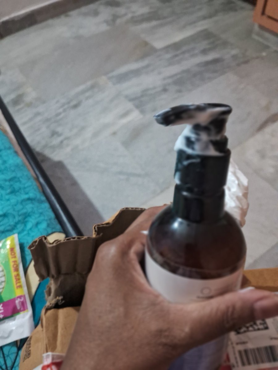 ShreeRavali's tweet photo. @MyntraSupport i ordered dr sheth body lotion and the seal was different then itself I got doubt and opened its damaged product.. https://t.co/C87bqZHLQt