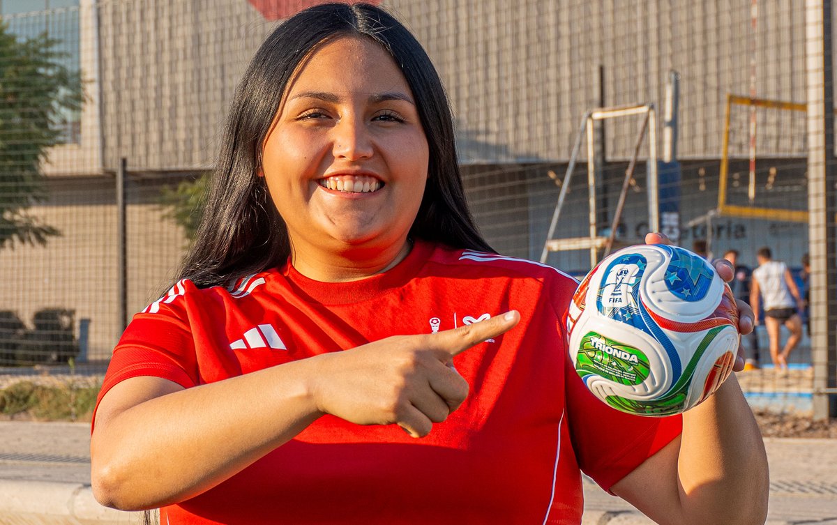 uchile's tweet photo. Javiera Andrade, presidenta del Centro Deportivo de Estudiantes, seleccionada de handball y estudiante de Estudios Internacionales, será voluntaria en Mundial de Fútbol FIFA 2026 https://t.co/KTvCF76m7g https://t.co/j1Lac4ZsI8