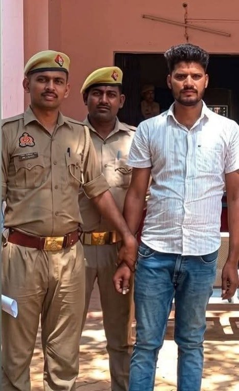 Bhumika_2024's tweet photo. स्त्री धोखा देती है यह बात ग़लत है, स्त्री संभाल नहीं पाती वफादार मर्द को....😱

नाम कल्लू का अपने गांव में एक महिला बिपाशा के साथ प्रेम संबंध था, 8 साल से चक्कर चल रहा था...

जब लड़की के घर वालों ने ��ादी करने का फैसला किया तो महिला ने कल्लू से कहा मुझे यह शादी नहीं करनी मुझे भगा कर ले जाओ...

दोनों ने घर से भाग कर मंदिर में शादी कर ली?

लड़की घर से भागने के बाद लड़की के पिता ने पुलिस से शिकायत की और पुलिस ने दोनों को ढुंढ निकाला...

कल्लू के होश तब उड़ गए जब बयान में पिता को देखकर लड़की पलट गई...

और कल्लू के ऊपर आरोप लगाया कि ये मुझे ब्लैकमेलिंग करता था और मुझे भगा कर ले आया शादी कर ली?

अब कल्लू भी ब��चारा सोचता होगा प्यार करना गुनाह नहीं, लड़की साथ देने वाली होनी चाहिए।