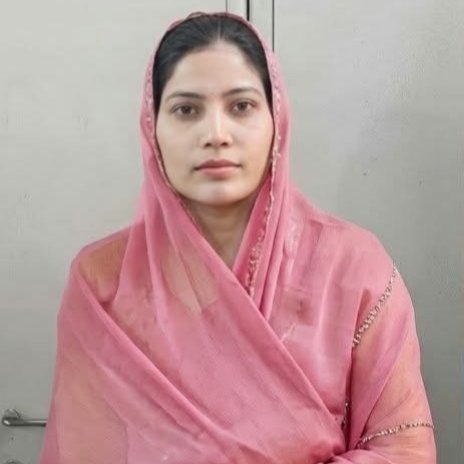 Bhumika_2024's tweet photo. स्त्री धोखा देती है यह बात ग़लत है, स्त्री संभाल नहीं पाती वफादार मर्द को....😱

नाम कल्लू का अपने गांव में एक महिला बिपाशा के साथ प्रेम संबंध था, 8 साल से चक्कर चल रहा था...

जब लड़की के घर वालों ने ��ादी करने का फैसला किया तो महिला ने कल्लू से कहा मुझे यह शादी नहीं करनी मुझे भगा कर ले जाओ...

दोनों ने घर से भाग कर मंदिर में शादी कर ली?

लड़की घर से भागने के बाद लड़की के पिता ने पुलिस से शिकायत की और पुलिस ने दोनों को ढुंढ निकाला...

कल्लू के होश तब उड़ गए जब बयान में पिता को देखकर लड़की पलट गई...

और कल्लू के ऊपर आरोप लगाया कि ये मुझे ब्लैकमेलिंग करता था और मुझे भगा कर ले आया शादी कर ली?

अब कल्लू भी ब��चारा सोचता होगा प्यार करना गुनाह नहीं, लड़की साथ देने वाली होनी चाहिए।