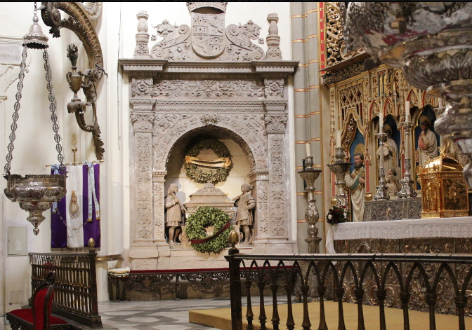 trastamara_ana's tweet photo. Alfonso X el Sabio fallecía en Sevilla el 4 de abril de 1284. Allí sería enterrado, si bien por expreso deseo del monarca, reflejado en los dos últimos testamentos, sus entrañas deberían ser enviadas a Murcia.

En esos momentos no existía la catedral, lugar donde hoy reposan, sino la mezquita aljama, cristianizada. De hecho, así permaneció hasta el 22 de enero de 1394, cuando el obispo Pedrosa ponía la primera piedra de la catedral.
Los deseos del monarca los haría cumplir el maestre templario Juan Fernández, conocido como Frey Johan y Juan del Temple. 

También dejó dicho en su testamento que sus restos reposaran en el monasterio cisterciense de Santa María la Real, cerca de la torre de Caramajul. El lugar había sido donado a los templarios en 1266 por su suegro, Jaime I, de ahí que fuera un templario el que trasladara las entrañas desde Sevilla a Murcia y las entregara a los templarios murcianos para su custodia. Eran los tiempos del obispo Diego Martínez Magaz.

El 5 de agosto de 1525 el rey Carlos I enviaba una petición desde Toledo, para que se trasladaran los restos a la capilla mayor de la catedral, lugar más digno, con orden expresa de que nadie más fuera enterrado allí. Se ocuparon del traslado los regidores Alonso Fajardo y Francisco Bernal, siendo testigo el obispo alemán Mateo Lang. Se ocuparon de realizar la hornacina y las esculturas el italiano Jerónimo Florentino, Ginés de León y el maestro Jerónimo Quijano. 

En 1575, el concejo de Murcia decidió incluir el corazón del rey en su escudo. 

Estas obras quedarían dañadas por el incendio de la catedral la noche del 3 de febrero de 1854, salvándose las entrañas del Rey Sabio. 
Con la plata de los candelabros fundidos por el fuego se realizaría la nueva arqueta consagrada a Alfonso X, obra de Marcos Gil Manresa, por entonces platero de la catedral.
