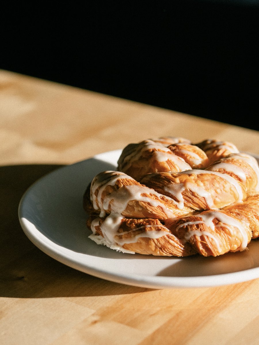 MundosRoasting's tweet photo. CARDAMOM TWIST 

Buttery, laminated dough swirled with cardamom, brown sugar, warm ginger, and vanilla. Baked fresh daily. https://t.co/nIzxC5mIxn