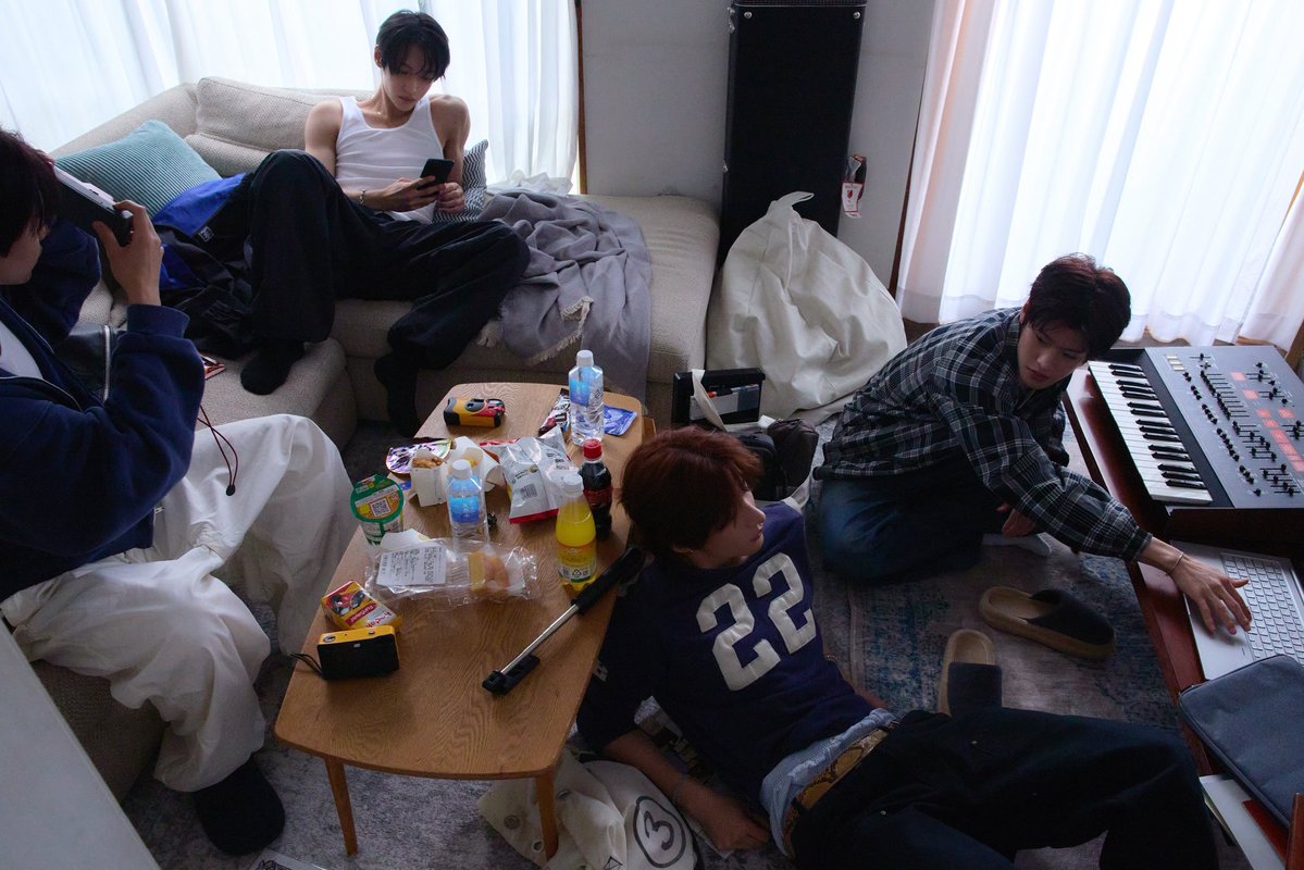 httpsatcom's tweet photo. 하숙집사는남대생넷나오는미드stㅋㅋ https://t.co/Ef6KEkrojV
