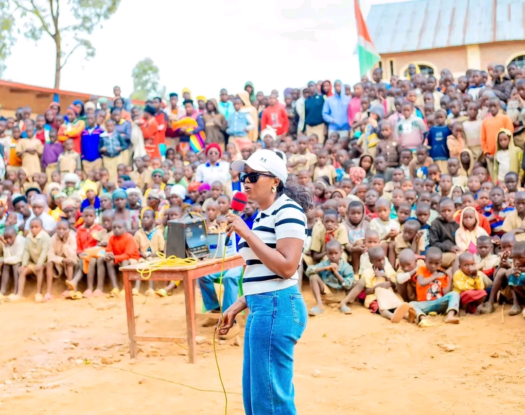 akezanet's tweet photo. 🔴🥰 Chancelle BAMUHAYE (@Chancelle_B) poursuit son programme de réhabilitation des établissements scolaires dans le cadre de ses interventions visant la promotion des droits des enfants et leur scolarité. 
========= 
Ce mercredi 3 juin 2026, une cérémonie de remise officielle de 9 classes réhabilitées et 10 latrines érigées a été organisée à l’Ecofo Busekera, de la commune Matongo, province Butanyerera.  

Cet établissement qui contient plus de 900 élèves a aussi bénéficié d’un don de 2 réservoirs d’eau et de 100 bancs pupitres. Pour Chancelle BAMUHAYE, l’initiative profitera à plusieurs promotions d’élèves de cette école. 

‘’Les travaux ont démarré au mois de mars 2026. Etudier dans un environnement décent est l'un des facteurs clés qui joue un rôle particulier sur la santé, le bien-être des élèves et la réussite. Nous espérons que cet acquis sera bénéfique à plusieurs promotions d'élèves qui fréquenteront cet établissement’’, indique Chancelle BAMUHAYE, Fondatrice de Hope for a Better Future.

Chancelle BAMUHAYE exprime sa reconnaissance envers SudTirol pour le Burundi et le Diocèse de Bolzano-Bressanone qui ont contribué à la mise en œuvre de ce projet.  

Depuis 2025, cette jeune activiste burundaise à travers son organisation consacre ses efforts à la réhabilitation des écoles en milieu rural, la mise en place de latrines convenables et l’allocation de don de matériel nécessaires pour une scolarité digne et prometteuse.

#lesbeautesdecheznous #akezanet #education #DroitsDesEnfants #Burundi
