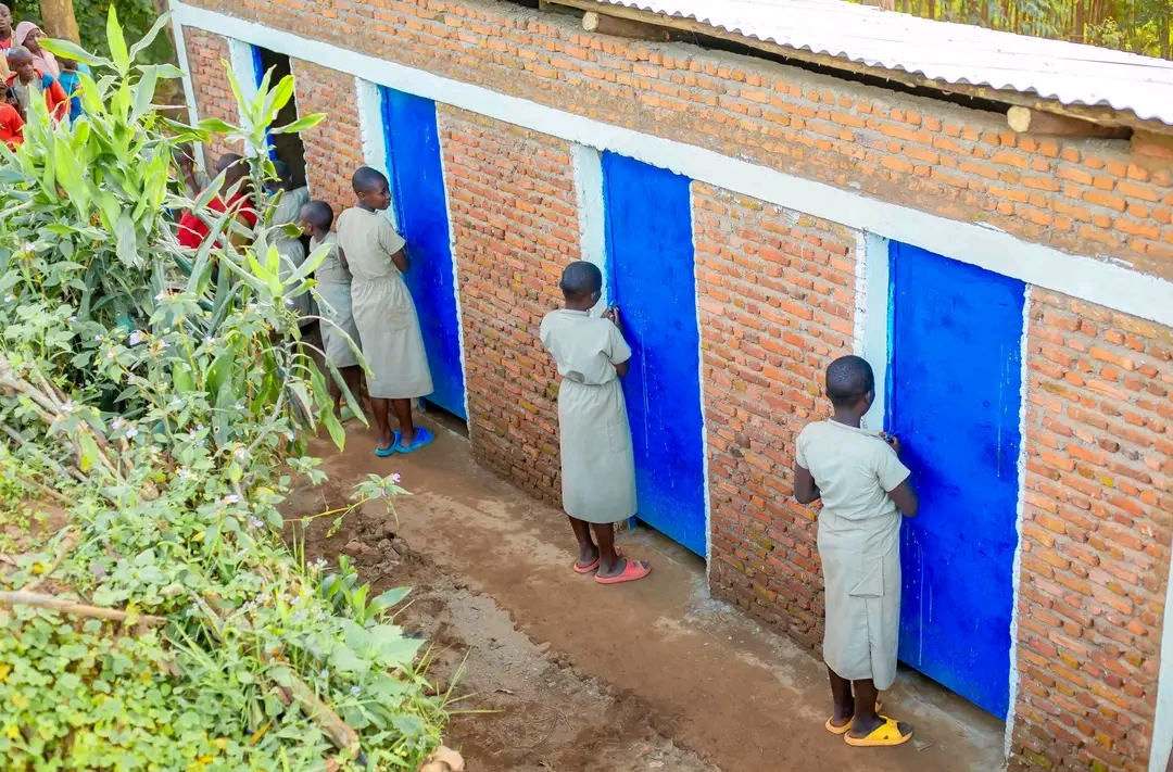 akezanet's tweet photo. 🔴🥰 Chancelle BAMUHAYE (@Chancelle_B) poursuit son programme de réhabilitation des établissements scolaires dans le cadre de ses interventions visant la promotion des droits des enfants et leur scolarité. 
========= 
Ce mercredi 3 juin 2026, une cérémonie de remise officielle de 9 classes réhabilitées et 10 latrines érigées a été organisée à l’Ecofo Busekera, de la commune Matongo, province Butanyerera.  

Cet établissement qui contient plus de 900 élèves a aussi bénéficié d’un don de 2 réservoirs d’eau et de 100 bancs pupitres. Pour Chancelle BAMUHAYE, l’initiative profitera à plusieurs promotions d’élèves de cette école. 

‘’Les travaux ont démarré au mois de mars 2026. Etudier dans un environnement décent est l'un des facteurs clés qui joue un rôle particulier sur la santé, le bien-être des élèves et la réussite. Nous espérons que cet acquis sera bénéfique à plusieurs promotions d'élèves qui fréquenteront cet établissement’’, indique Chancelle BAMUHAYE, Fondatrice de Hope for a Better Future.

Chancelle BAMUHAYE exprime sa reconnaissance envers SudTirol pour le Burundi et le Diocèse de Bolzano-Bressanone qui ont contribué à la mise en œuvre de ce projet.  

Depuis 2025, cette jeune activiste burundaise à travers son organisation consacre ses efforts à la réhabilitation des écoles en milieu rural, la mise en place de latrines convenables et l’allocation de don de matériel nécessaires pour une scolarité digne et prometteuse.

#lesbeautesdecheznous #akezanet #education #DroitsDesEnfants #Burundi