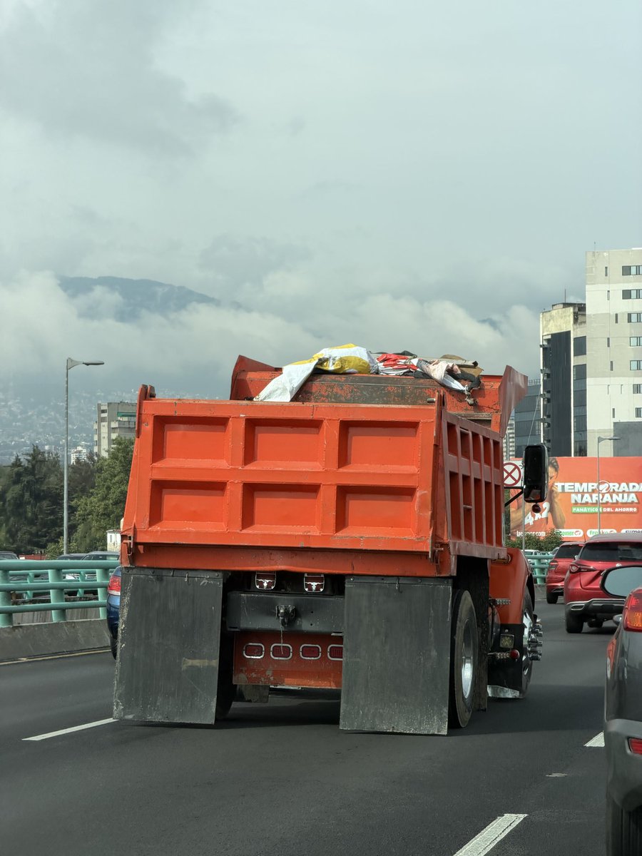 laucazarez's tweet photo. @SSC_CDMX @AUSurMx no se supone que estos vehículos no pueden transitar en el segundo piso? https://t.co/sWyfs7MY3c