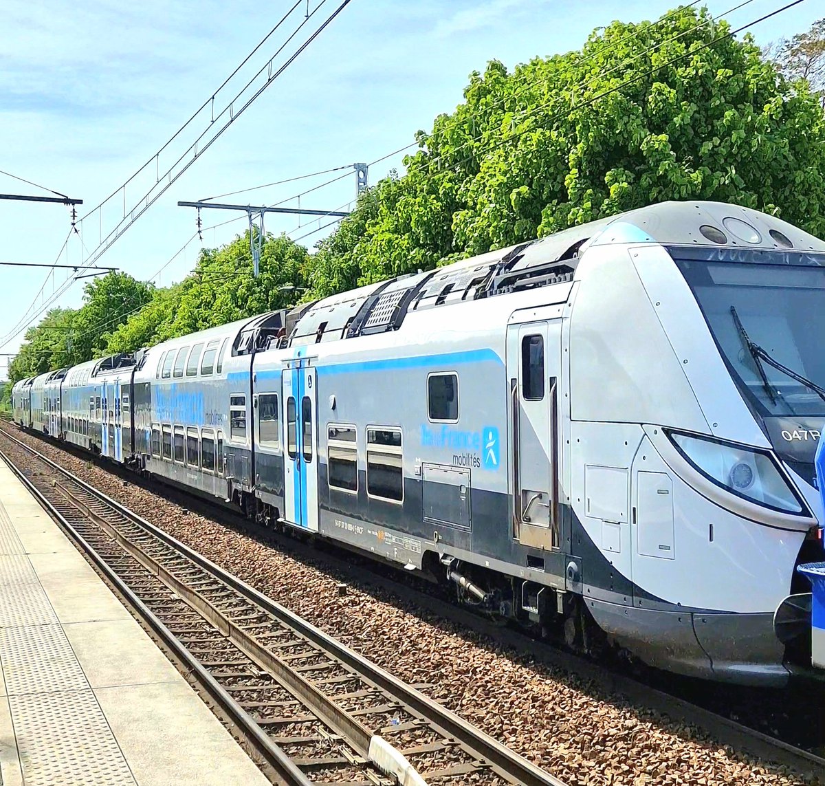 sgenmobilite's tweet photo. La locomotive BB 22218 du PAC (Pôle Appui Conduite) Transilien acheminant une automotrice Regio2N IDFM (047R) (@LIGNER_SNCF / @RERD_SNCF) entre Le Mans et Villeneuve-Saint-Georges ! #bb22218 #pactransilien #regio2n #regio2nidfm #ligner #transilien #rerd #047r #vigneux #nezcasse https://t.co/UTUYz86QLZ