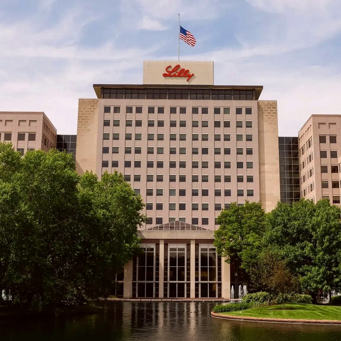 4bicchi's tweet photo. Eli Lilly $LLY just hit a $1 trillion valuation again 🚀 That makes 11 US companies worth over $1T now:

Nvidia $NVDA $5.1T
Apple $AAPL $4.6T
Google $GOOGL $4.4T
Microsoft $MSFT $3.2T
Amazon $AMZN $2.7T
Broadcom $AVGO $1.9T
Meta $META $1.6T
Tesla $TSLA $1.6T
Micron $MU https://t.co/rBFPDBxcOK
