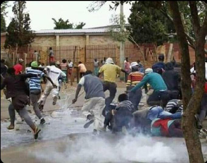 justsirbryan's tweet photo. Mkienda maandamano alafu gava itume patients wa Ebola badala ya polisi😂 https://t.co/0dDuC5OX0o