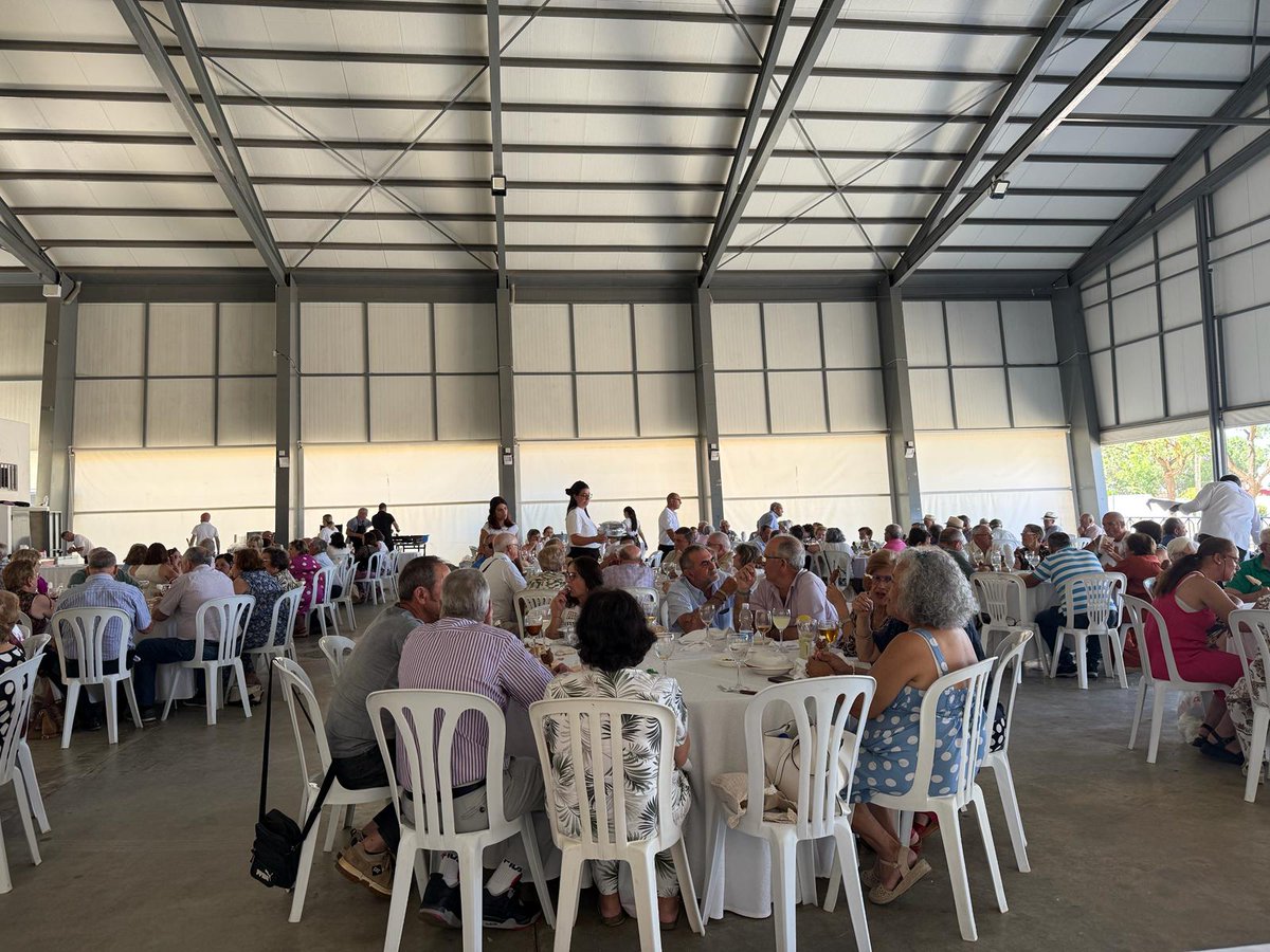 PP_Bonares's tweet photo. 🫶 Hoy hemos tenido el honor de acompañar a nuestros mayores en su comida por el Día de Corpus Christi. 

💙 Desde aquí agradecemos a la Junta Directiva del Hogar del Pensionista su invitación.

#Bonares #PPBonares #CorpusChristi #Mayores https://t.co/SWS4xVsVPT