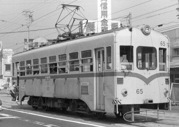 nandaumanosuke2's tweet photo. 6月5日なので静岡鉄道清水市内線のモハ65
現在もその姿が見られるモハ65形のトップナンバー
出自は西武杉並線の木造車らしく後に鋼体化されたらしい
しばらくは伏木港の寒風に晒されていたがようやく故郷へ帰還
お母さん？が子供を背中に乗せて乗車中の姿
1970年　新清水
どりこの所蔵画像
E1847 https://t.co/gRWVll8cQ2