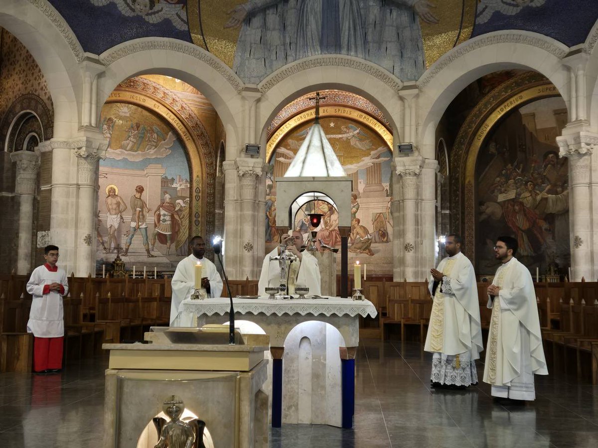 FreiGilsonCMES's tweet photo. Hoje tivemos a graça de celebrar a Santa Missa na Basílica de Nossa Senhora do Rosário, uma das basílicas construídas no Santuário de Lourdes, exatamente sobre a gruta onde Nossa Senhora apareceu 18 vezes a Santa Bernadette.
É um lugar muito especial, um lugar onde o céu tocou a terra de maneira única. Foi ali que Nossa Senhora transmitiu suas mensagens, convidando o mundo à oração, à conversão e à confiança em Deus.
Celebrar a Eucaristia nesse lugar sagrado, acompanhado de mais de 200 peregrinos, foi uma experiência profundamente marcante.
Seguimos rezando por todos vocês neste lugar de tanta fé, graça e presença de Deus.