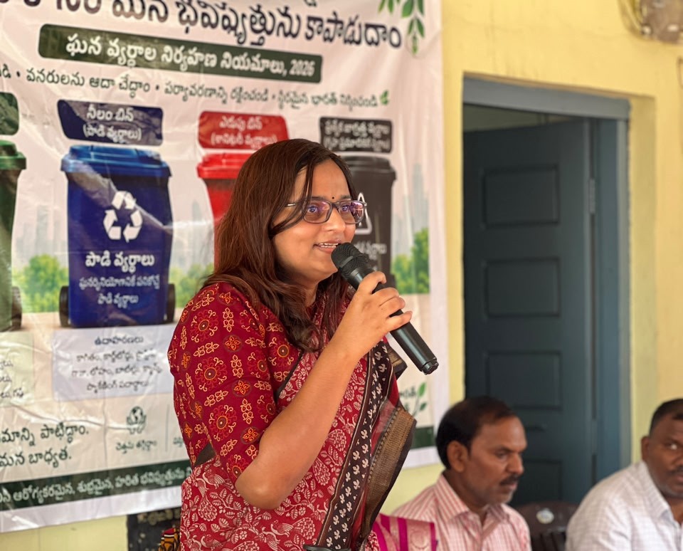 aclbknr's tweet photo. ప్రజా పాలన ప్రగతి ప్రణాళికలో భాగంగా తిమ్మాపూర్ మం. కొత్తపల్లి గ్రామంలో నిర్వహించిన గ్రామసభలో అశ్విని తానాజీ వాకడే ACLBగారు పాల్గొని 4 రకాల ఘన వ్యర్థముల నిర్వాహణ పైన గ్రామసభలో అవగాహన కల్పించినారు మరియు వర్షాకాల సన్నద్ధత,డ్రైనేజిల శుభ్రత చేపట్టాలని మండల స్థాయి అధికారులకు సూచించారు https://t.co/TXatdvTAkW