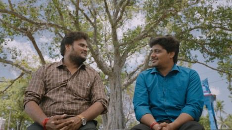 Cineeloop's tweet photo. #Warrant - 2026
OTT : Zee5 (Tamil)
@Cineeloop - 2.75/5

திருச்சி பொன்மலை காவல் நிலையத்தில் காவல் அதிகாரியாக பணியாற்றும் கோட்டேக்கருப்பு (பிரசாந்த் பாண்டியராஜ்), தனது தந்தையின் ஆசையை நிறைவேற்ற அரசு வேலையில் சேர பல்வேறு தேர்வுகளை எழுதுகிறார். ஆனால் ஒவ்வொரு முறையும் சில மதிப்பெண்கள் வித்தியாசத்தில் வாய்ப்பை தவற���ிடுகிறார். டிரைவர���க இருக்கும் அவரது மாமா காளி வெங்கட்டின் உதவியால் போலீஸ் வேலையில் சேரும் கருப்பு, வீட்டில் செல்லமாக வளர்ந்த ஒருவனாக இருந்து, பணியில் சேர்ந்த பிறகே வாழ்க்கையின் கடினமான யதார்த்தங்களை நேருக்கு நேர் சந்திக்கிறார்.

அப்பாவித்தனமான குணம் காரணமாக சக அதிகாரிகளாலும் குற்றவாளிகளாலும் தொடர்ந்து அவமதிக்கப்படும் கருப்பு, ஒரு கட்டத்தில் சில முக்கிய முடிவுகளை எடுக்கிறார். ஆனால் அந்த முடிவுகளே அவரை பெரிய சிக்கலில் சிக்க வைக்கின்றன. அதிலிருந்து அவர் எப்படி மீள்கிறார் என்பதே தொடரின் மையக்கதை. ‘விலங்கு’, ‘மாமன்’ படங்களை இயக்கிய பிரசாந்த் பாண்டியராஜ், இந்த தொடரின் மூலம் கதாநாயகனாக அறிமுகமாகியுள்ளார்.

முதல் இரண்டு எபிசோடுகள் சற்று மெதுவாக நகர்ந்தாலும், மூன்றாவது எபிசோடிலிருந்து கதை வேகம் பெறுகிறது. அப்பாவியான கதாபாத்திரத்திற்கு பிரசாந்த் பாண்டியராஜ் ஓரளவு பொருத்தமாக இருந்தாலும், நடிப்பில் இன்னும் சிறிது கவனம் செலுத்தியிருக்கலாம். சில கதாபாத்திர��்கள் வலுவாக அறிமுகப்படுத்தப்பட்டாலும், அவற்றின் பயணம் முழுமையாக பயன்படுத்தப்படாமல் போவது ஏமாற்றமளிக்கிறது. தேவையற்ற சில காட்சிகளும் கதையின் ஓட்டத்தை பாதிக்கின்றன. 8 எபிசோடுகளுக்காக திரைக்கதை சற்று இழுக்கப்பட்டதுபோல் தோன்றினாலும் இது ஒரு ஆவரேஜ் ஆனால் டைம் பாஸ் சீரிஸ்.