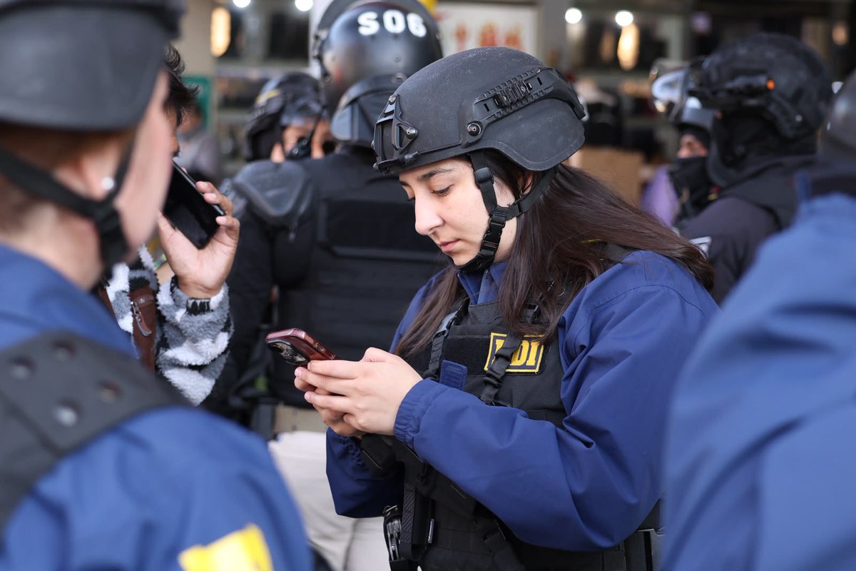 PRChile's tweet photo. El Ministro de Seguridad @martinarrau encabeza un operativo contra el comercio ilegal y la migración irregular, parte de una estrategia diaria para devolver seguridad a los barrios.

Recuperar el orden exige presencia en la calle, respaldo a las policías y fiscalización permanente.