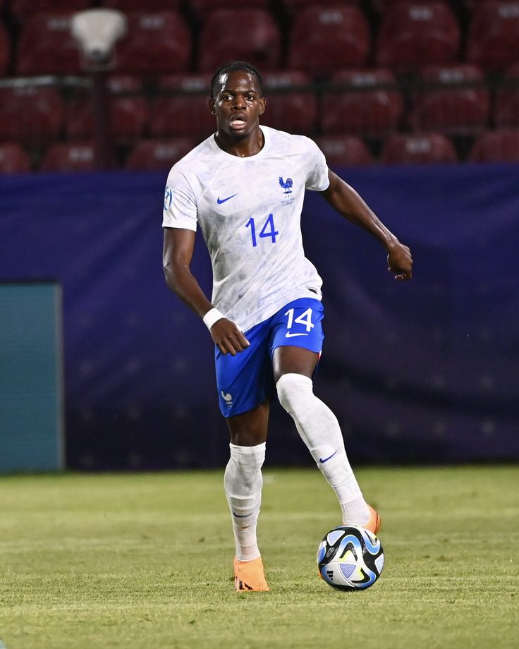 alialtaktik's tweet photo. A few seasons ago, I'd have beaten my chest and called Castello Lukeba the premier LCB/LB profile itw.

Now? I'm not even sure I'd put him top 10. The talent is obvious, but his development has plateaued a bit.

That said, he still feels like a secondary piece in any defense. https://t.co/18VU4tjyOC