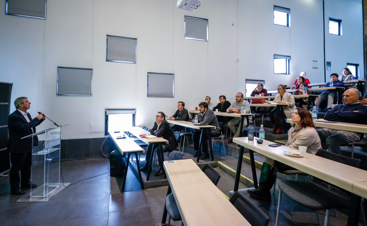 faeudp's tweet photo. 🗣️ El pasado viernes 29 de mayo, la FAE realizó el seminario “Carteras de Referencia para los Fondos de Pensiones: Alternativas”, instancia que contó con la exposición de Salvador Valdés, Ph.D. en Economía del MIT y especialista en economía previsional.

https://t.co/U0C235b9JW https://t.co/GgPqXqa6tl
