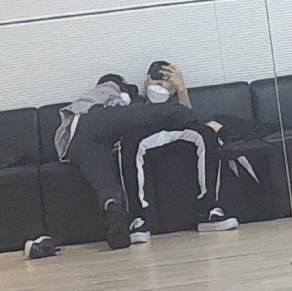 maniachan__'s tweet photo. Si me pongo a pensar, la única forma de que mnho haya quedado así es que primero estuviera sentado en el regazo de jsng y luego se tirara hacia un lado para la foto pero entonces la verdadera pregunta es qué estaban haciendo para que terminara sentado encima de él y cara a cara? https://t.co/aX1pWBOnxt