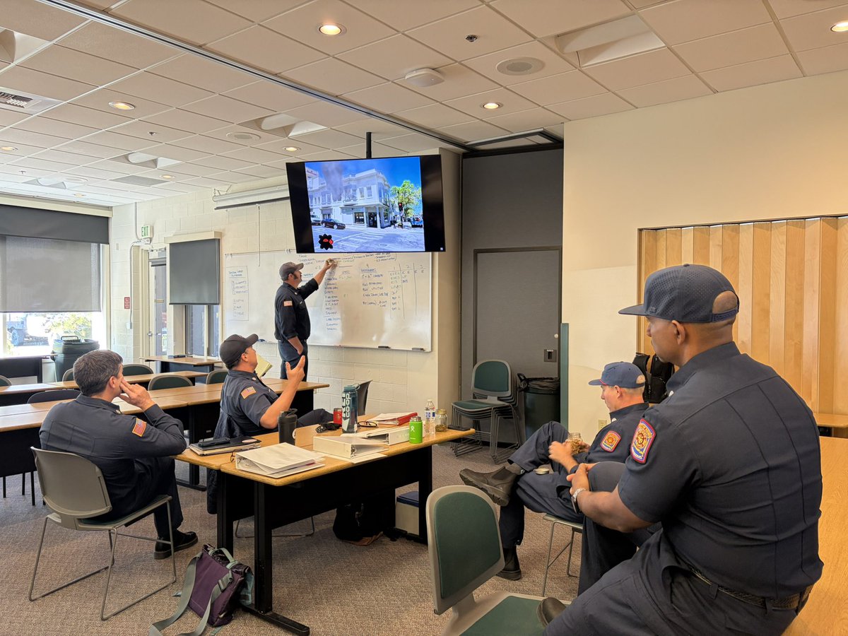 RenoFirefighter's tweet photo. Recently, 6 members of the Reno Fire Department completed an intense 40-hour Battalion Chief Academy —building knowledge, skills, and abilities for incident management, organizational leadership, and employee mentoring. Great work by all! https://t.co/qCRTYDfpgq