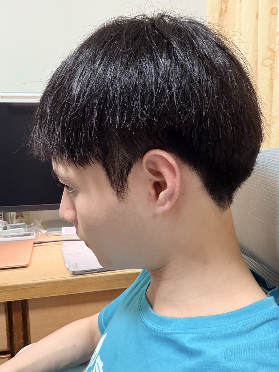 VictorWSWCH's tweet photo. 今天去剪頭髮了
爆炸的鬢角終於不爆炸了🥰😁
#王子日常 https://t.co/ZHvZc3kV2K