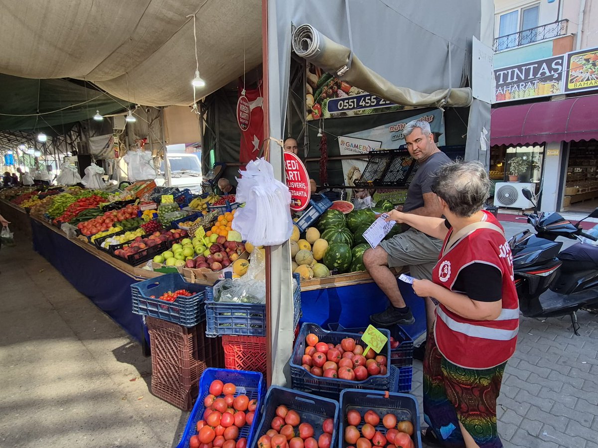 tipmugla_'s tweet photo. Dalaman merkezde ve pazar yerinde gerçekleştirdiğimiz çalışma kapsamında, halkımıza NATO’nun savaş politikalarına ve emperyalist müdahalelere karşı mücadele çağrımızı ulaştırdık.
"NATO ve Emperyalizme Hayır" söyleşimizin bildirilerini dağıtarak yurttaşlarımızla bir araya geldik https://t.co/3TYD0KgSQg