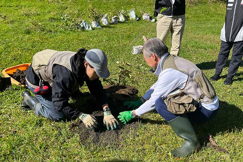 SoftBank's tweet photo. きょう6月5日は「環境の日」🌳
ソフトバンクは、持続可能な社会の実現に貢献することを重要な経営課題と捉え、取り組むべき6つのマテリアリティ（重要課題）を特定しています。
その中の一つ、「テクノロジーのチカラで地球環境へ貢献」に基づき、カーボンニュートラルの実現、資源循環の推進、生物多様性の保全に向けて、テクノロジーを活用しながら地球環境への貢献を進めています。
カーボンニュートラルの実現に向けた取り組みでは、自社の事業活動や電力消費などに伴い排出される温室効果ガスを2030年までに実質ゼロにする「カーボンニュートラル2030」を宣言。取引先などでの排出量も含めた「サプライチェーン排出量」を、2050年までに実質ゼロにする「ネットゼロ」の実現にグループ全体で取り組んでいます。
他にも、携帯電話や基地局設備などのリサイクル・リユースの推進による循環型社会の実現や、「NatureBank」をはじめとする森林保全活動、「未来とサンゴプロジェクト」などの生物多様性の保全活動を推進しています。

#環境の日
#環境月間
#SoftBank