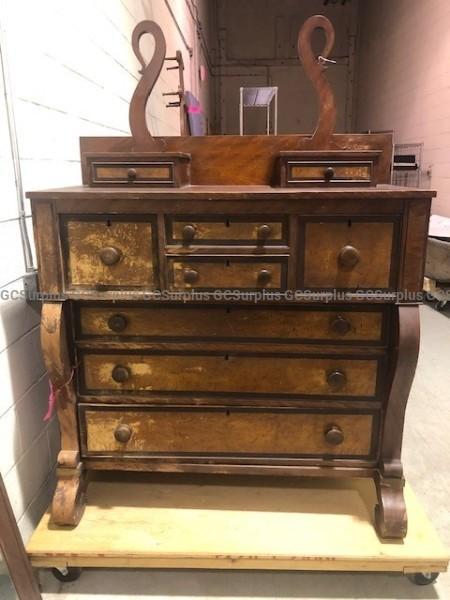 GCSurplus_SPAC's tweet photo. Cette charmante commode vintage munie d'un miroir est une pièce unique en son genre. Avec ses jolis tiroirs et son bois plein de caractère, elle est parfaite pour quiconque aime les intérieurs qui ont de la personnalité. 🤎

Voyez-la sur #GCSurplus 👉 https://t.co/HwwHR5ieeG https://t.co/mNdItB6Uvp