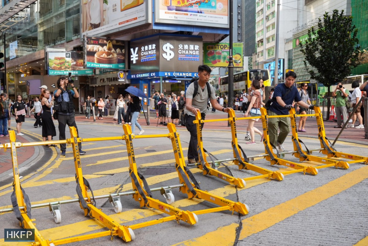 zigoraldama's tweet photo. Hong Kong era la única ciudad china en la que se conmemoraba lo que sucedió en Tiananmen en 1989 con una multitudinaria vigilia. Hoy solo hay unos pocos ciudadanos que se atreven a hacerlo rodeados de policía. https://t.co/KUmEyjLVCh