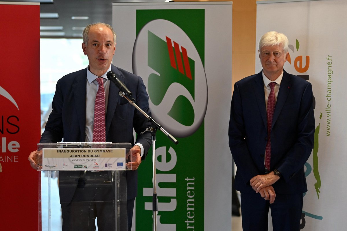 Prefet72's tweet photo. #Sport | Inauguration du gymnase Jean Rondeau à Champagné 🏀 

Vendredi 29 mai, M. Sébastien Jallet, préfet de la #Sarthe, a participé à l’inauguration du gymnase Jean Rondeau et de son dojo entièrement rénovés à Champagné, aux côtés de Mme Christine Torres, secrétaire générale de la préfecture, sous-préfète du Mans, des élus et des partenaires du projet.

🏗 Cette réhabilitation d’envergure permet désormais aux associations sportives, aux scolaires et aux habitants de bénéficier d’un équipement modernisé, accessible et adapté aux pratiques sportives d’aujourd’hui.

🌱 Soutenu par l’État à hauteur de plus de 639 000 € via la dotation de soutien à l’investissement local, le Fonds vert et l’Agence nationale du sport, ce projet intègre pleinement les enjeux de transition écologique avec une rénovation thermique ambitieuse, des panneaux photovoltaïques et un dispositif de récupération des eaux pluviales.

✅ Cette réalisation illustre la mobilisation conjointe de l’État, des collectivités territoriales et de l’ensemble des partenaires engagés au service du sport, de la jeunesse et du dynamisme des territoires.

@paysdelaloire  | @sarthefr  | @ofcourselemans