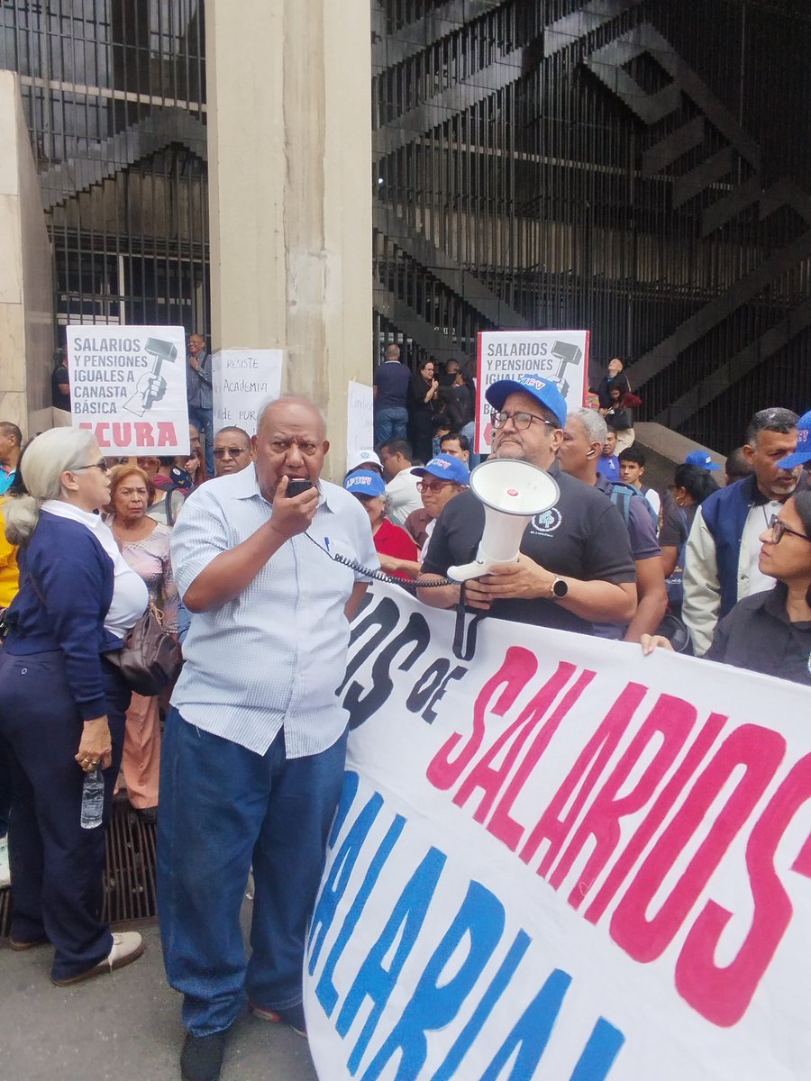 AsambleaCNCTL's tweet photo. #4Junio En desarrollo | Protesta del sector universitario de Caracas frente a la #OPSU. Denuncian exclusión y discriminación en el pago del "bono de profesionalización".
Exigen los reciba la Ministra del Ministerio de Educación Universitaria.
#UCV https://t.co/sb05SjiXL8