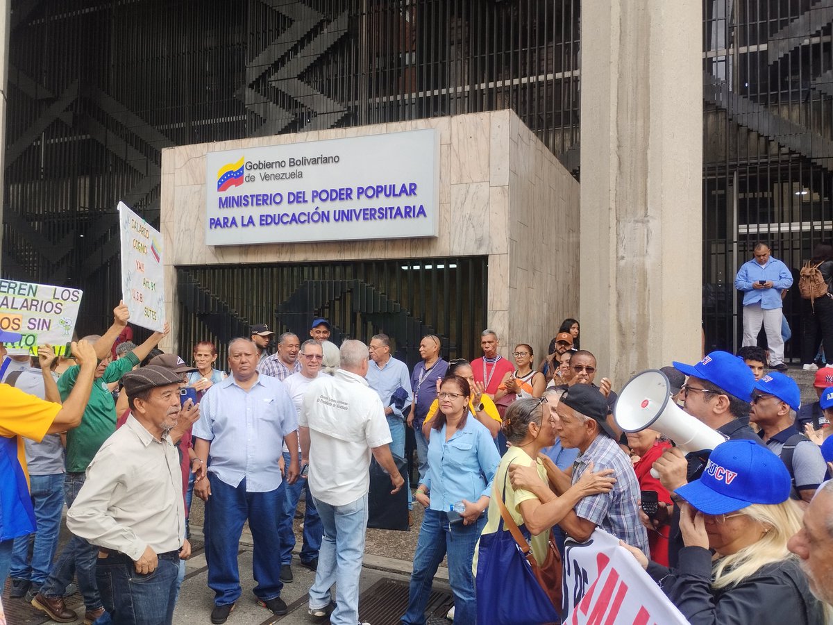 AsambleaCNCTL's tweet photo. #4Junio En desarrollo | Protesta del sector universitario de Caracas frente a la #OPSU. Denuncian exclusión y discriminación en el pago del "bono de profesionalización".
Exigen los reciba la Ministra del Ministerio de Educación Universitaria.
#UCV https://t.co/sb05SjiXL8