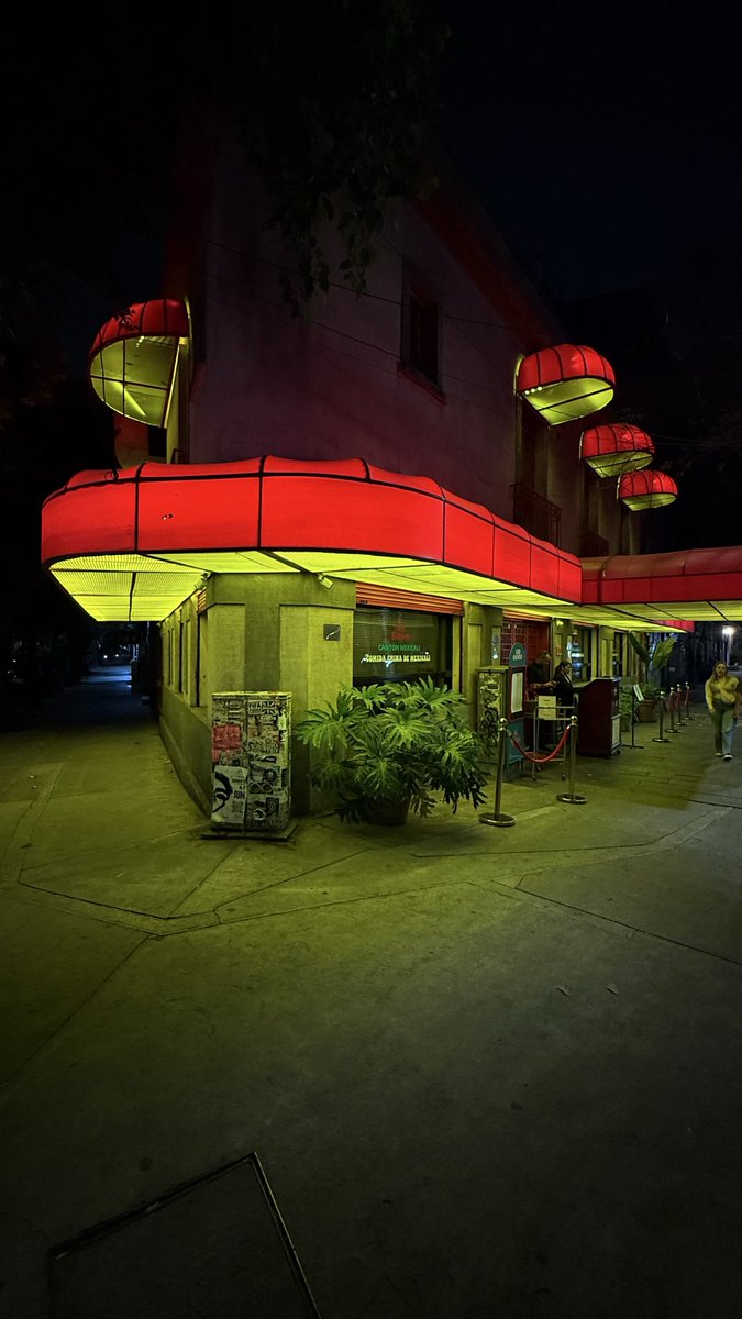 PazVarales's tweet photo. Una esquina muy Wong kar wai de México City https://t.co/P1fKxtDP9y