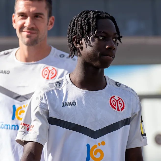 enzomologie's tweet photo. Jeremiah #Debrah-Mainz 05-MOC-🇩🇪U17

Il se distingue surtout par son envie de progresser, son engagement dans le jeu et sa capacité à s’adapter à différents rôles selon les besoins de son équipe. Son potentiel reste à confirmer, mais il fait partie des profils à suivre. https://t.co/9Swrw5te1v