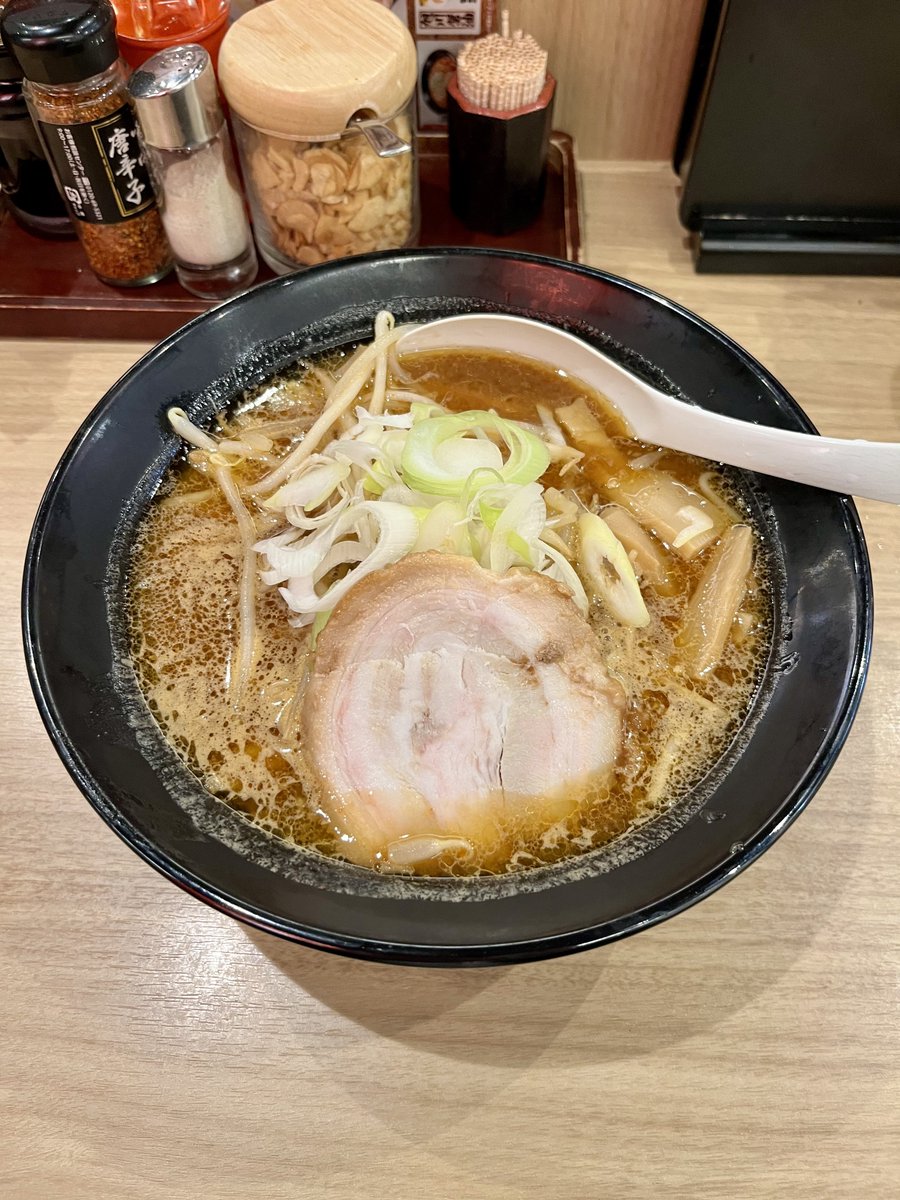ogt1001's tweet photo. 昼は田町の慶応仲通り商店街にある 威風(IFU) 三田店 にて、赤味噌らーめん 830円 でした🍜

久々に食しましたが、デフォのライナップが800円を超えてきました👀

赤味噌はサッポロ一番みそラーメン的な味わいで美味しでした😋

60杯目
#拉麺 #ramen #ラー活 #港区 #東京都 #いふう #エイ・ダイニング https://t.co/cf0T3TfYfQ
