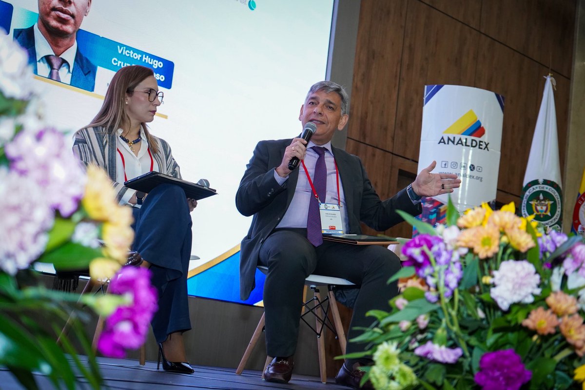 AnaldexColombia's tweet photo. #IIIEncuentroDeSeguridadLogística | Nuestro vicepresidente Técnico, @DRengifog, modera el panel “Experiencia Internacional: Más allá de las fronteras”, acompañado por María Fernanda Ríos, directora de Asuntos Corporativos de Carval; Carlos Farfán, presidente ejecutivo de la AES; el teniente coronel Juan Leonardo Rojas, comandante de la Compañía Antinarcóticos de Control Portuario y Aeroportuario de Buenaventura; y Víctor Hugo Cruz, viceministro Antinarcóticos del Ministerio de Gobernación de Guatemala, quien participa mediante una intervención en video.