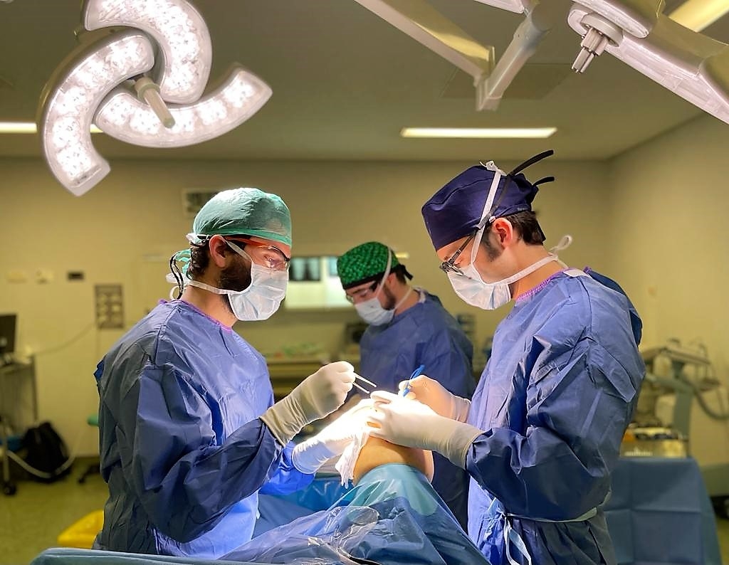 Vithas's tweet photo. ¿Se puede prevenir la aparición de la artrosis de rodilla? La Unidad de Rodilla de Vithas Valencia 9 de Octubre apuesta por la preservación articular para restaurar el movimiento normal de la articulación y retrasar la cirugía protésica 👉 https://t.co/g5086dBOBA https://t.co/Ll9oezqxz4